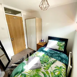 5min Drive To Luton Airport, 2 Train Stations & Motorway - Free Parking - Late Check Out 11am - Quiet & Peaceful Location With A Relaxing Garden - Only 25min Drive To North London - Free Wifi Homestay