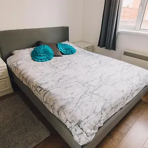Luxury Luton - King-size - Free Parking - Free Wi-fi - Near Shops & Ltn Airport Apartment