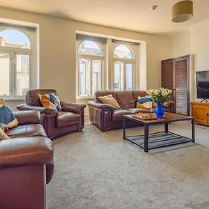 Castleview Coastal Comfort With 2 Parking Spaces Apartment Oystermouth