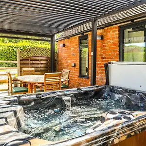 With Hot Tub - Near And Tewkesbury Holiday home Cheltenham