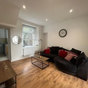 Modern 4 Bedroom House Central, Sleeps 7 People, Holiday home Swansea
